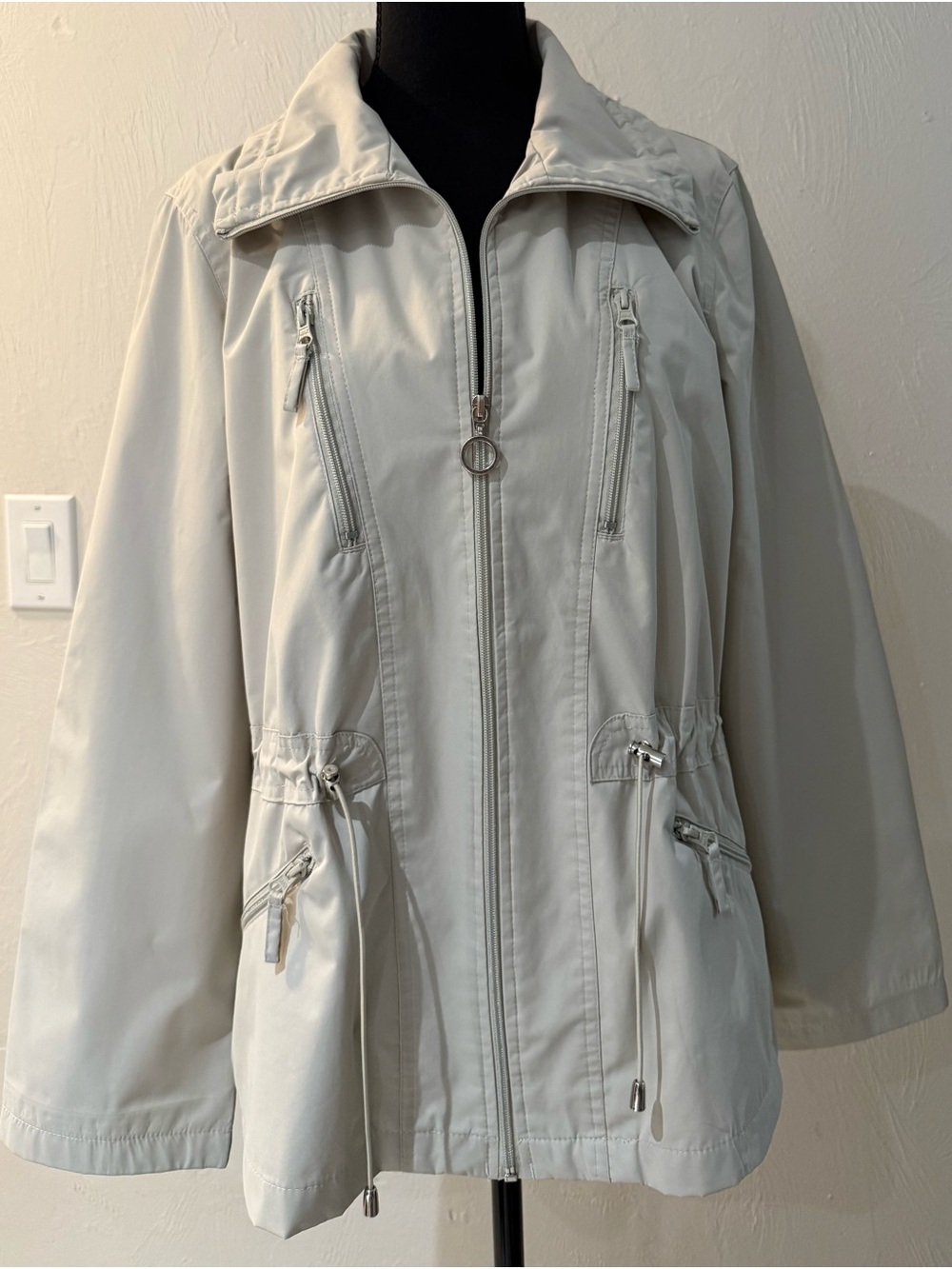 Totes Women’s Waterproof Rain Jacket Size L Cream Zip Pockets Drawstring